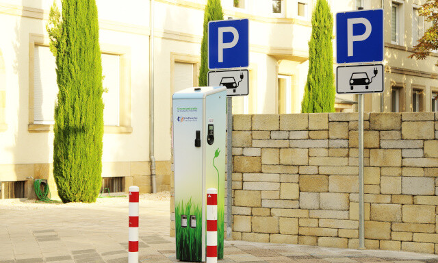 Mit unserer Wallbox und der Ladekarte sind Sie im ganzen Land sauber unterwegs.