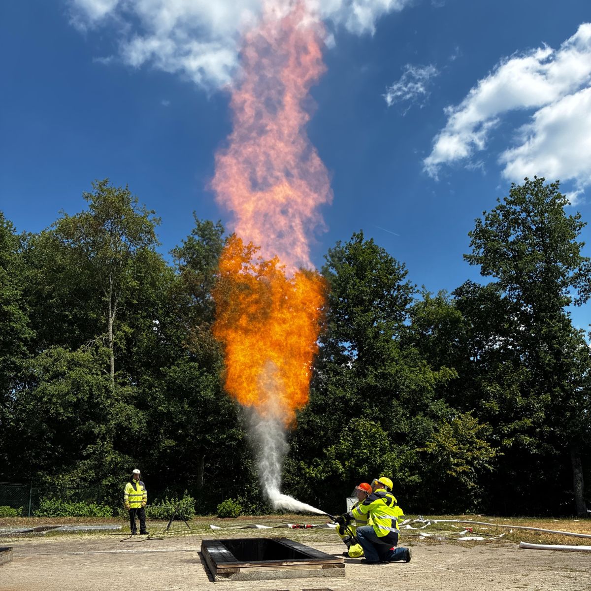 Feuerlöscher und Gasflamme