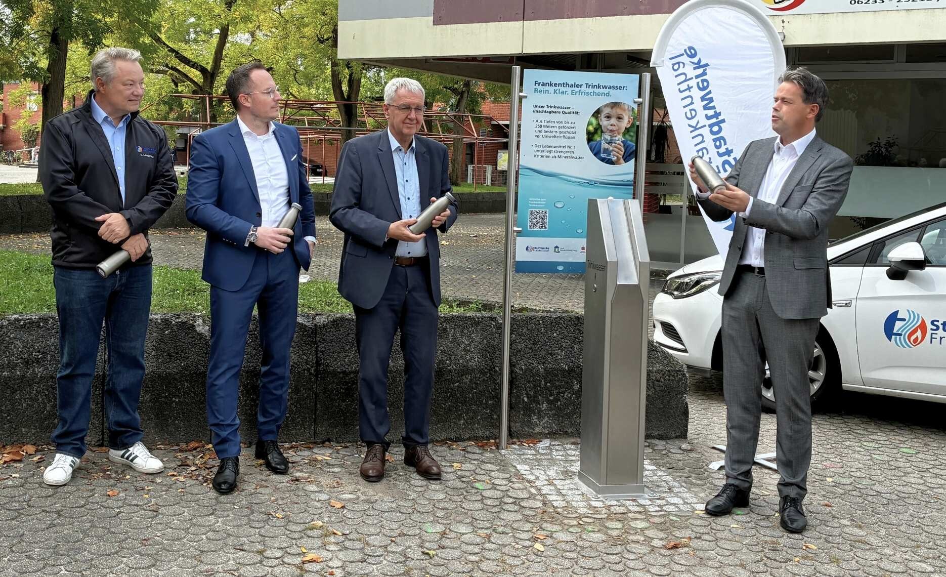 von links nach rechts sind Volkmar Langefeld, Geschäftsführer der Stadtwerke Frankenthal, Steffen Fitzner und Thomas Distler von der Sparkassenstiftung Rhein-Haardt und Oberbürgermeister Dr. Nicolas Meyer zu sehen.