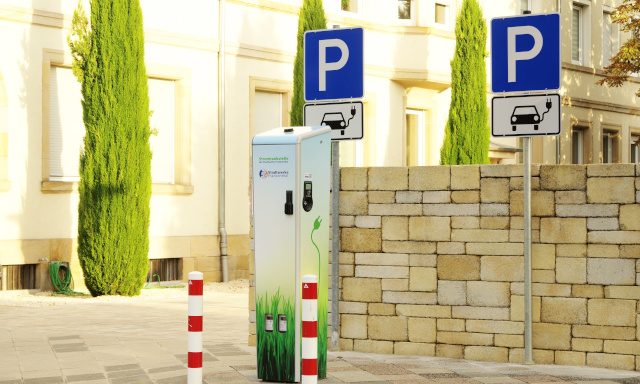 Mit unserer Wallbox und der Ladekarte sind Sie im ganzen Land sauber unterwegs.
