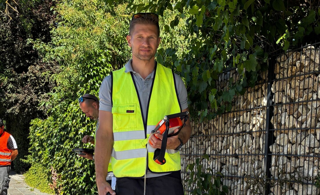 Mitarbeiter prüft Netz