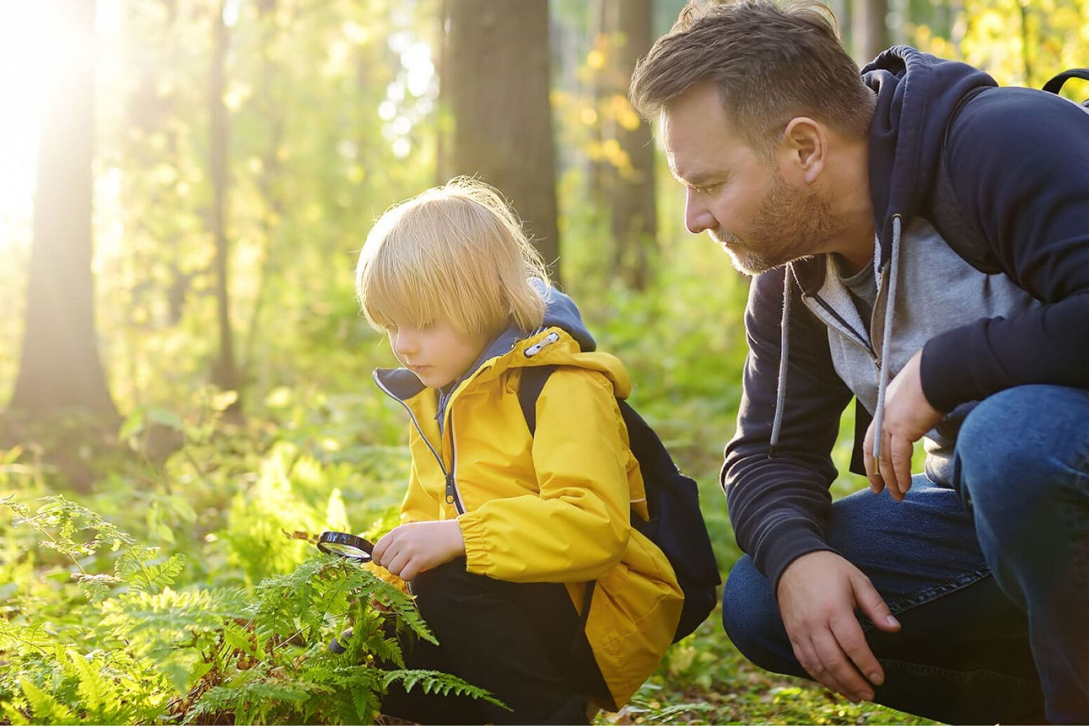 Vater und Kind in der Natur 